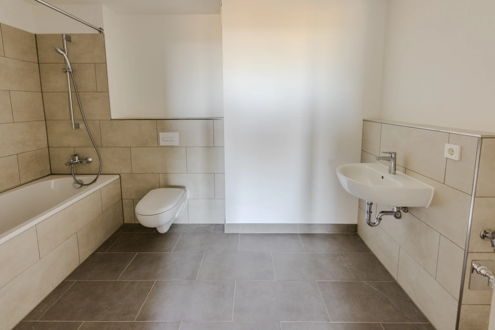 Cottbus_Lebensglück_Hochhaus_2-Zimmer-Whg_Durchgang